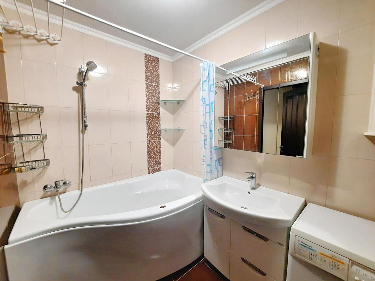 Ботанік Це 3 Кімнатна Квартира Подобово У Центрі Полтави Мережа Alex Apartments Безконтактне Заселення 24-7 Документи Для Відряджень Poltava Ngoại thất bức ảnh